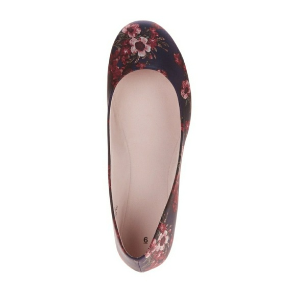 Women's Classic Flats - Picture 3 of 8